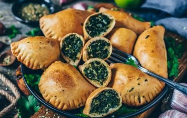Эмпанадас со шпинатом и сливочным сыром
