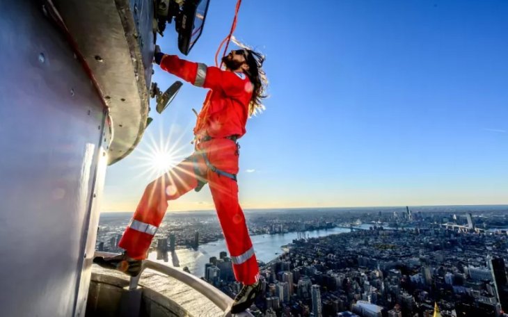 Актер Джаред Лето залез на 102-этажный небоскреб, чтобы пропиарить свою группу