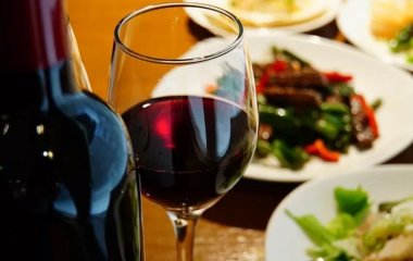 Дієтологи розповіли, яким чином алкоголь заважає схуднути