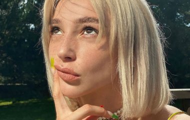 В сети обсуждают редкие архивные фото Насти Ивлеевой из социальных сетей ее брата