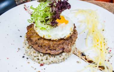 Бифштекс с яйцом и картофельным пюре