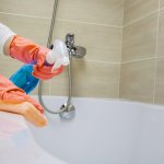 Как избавиться от пятен от налета в ванной комнате и на кухне: 3 простых лайфхака