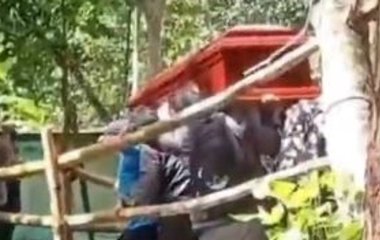 Обвалився міст: люди з труною впали у річку під час похорону — фото