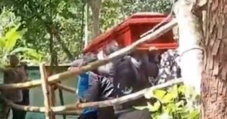 Обвалився міст: люди з труною впали у річку під час похорону — фото
