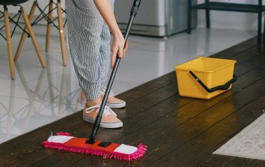 Ви миєте підлогу неправильно: скільки разів насправді потрібно прибирати вдома, щоб не нашкодити чистоті
