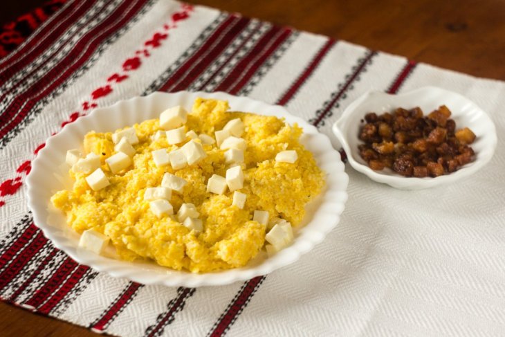 Смачний та ситний сніданок: давній рецепт гуцульського бануша