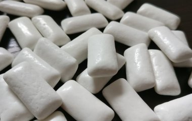 Як прибрати жуйку з одягу без морозилки: простий і ефективний спосіб
