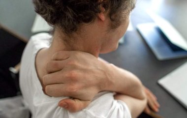 Лікар назвала несподівану причину болю в спині та шиї