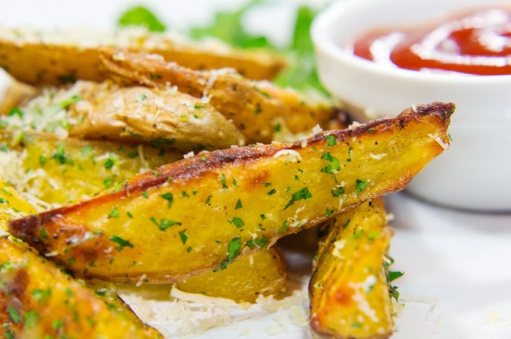 Легкие рецепты блюд на основе картофеля, запеченного в духовке