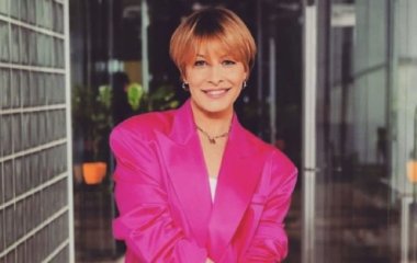 Елена Кравец восхитила редкими фото заметно подросших двойняшек в украинском наряде