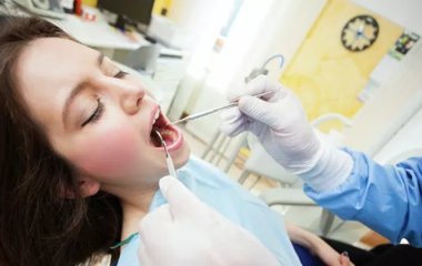 Вчені створили протеїновий лак, який захищає зуби від карієсу.