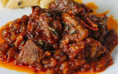 Говядина с соусом бешамель