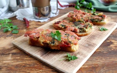 Горячие бутерброды с фаршем в духовке: простой рецепт