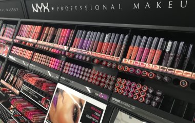 Скандал вокруг NYX Cosmetics Russia: почему с афиши убрали накрашенного парня