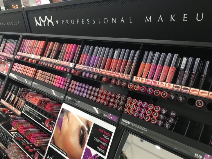 Скандал вокруг NYX Cosmetics Russia: почему с афиши убрали накрашенного парня