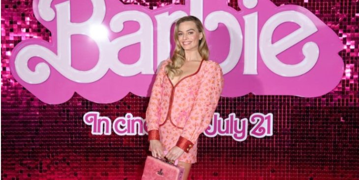 Марго Робби позировала на фотосессии в очаровательном розовом костюме за 61 тысячу гривен