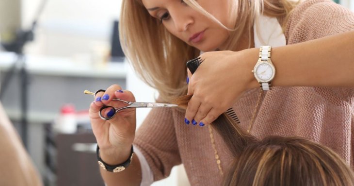 Забудьте про піксі, боб і каскад: яку стрижку варто робити усім жінкам за 50