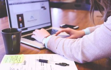 Медики объяснили, чем чреват синдром компьютерной шеи