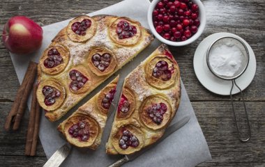 Шарлотка с яблоками, корицей и кардамоном