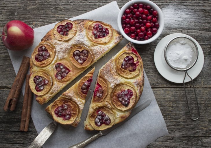 Шарлотка с яблоками, корицей и кардамоном