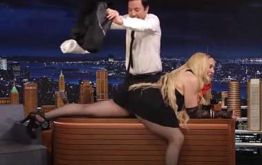 Мадонна появилась на американском телешоу с полуоголенными ягодицами и вогнала зрителей в ступор
