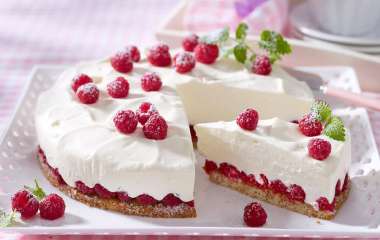 Сливочно-малиновый торт-суфле