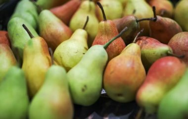 Диетолог рассказала, кому нельзя есть груши