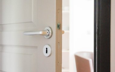 Чому двері починають скрипіти перед приходом гостей — старовинні прикмети про які мало хто знає