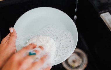 Як помити посуд, коли немає води: прості способи, які врятують під час відключень