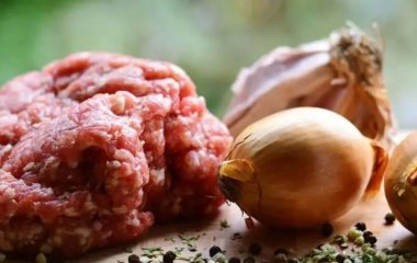 Скільки хліба, цибулі потрібно на один кілограм фаршу