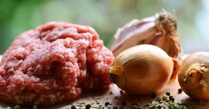 Скільки хліба, цибулі потрібно на один кілограм фаршу