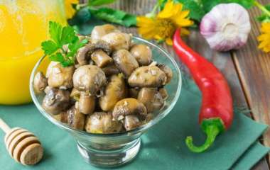К праздничному столу: рецепт маринованных грибов за 30 минут