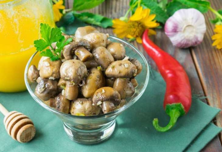 К праздничному столу: рецепт маринованных грибов за 30 минут