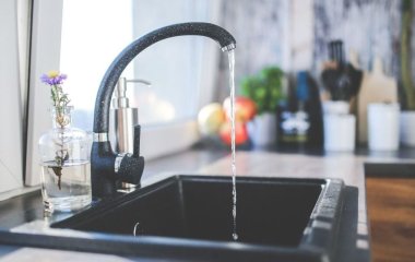 Вилийте просту суміш у раковину: вона миттєво розчинить жир і прочистить злив