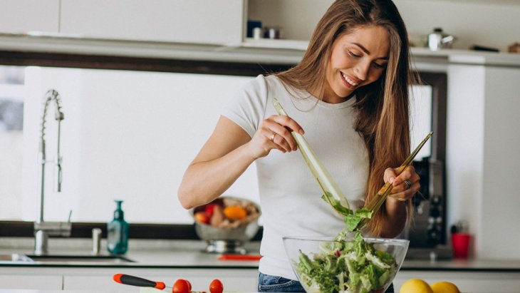 Планирование и отказ от сахара: врач назвала лайфхаки, которые помогут не переедать