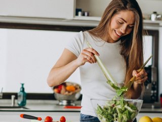 Планирование и отказ от сахара: врач назвала лайфхаки, которые помогут не переедать