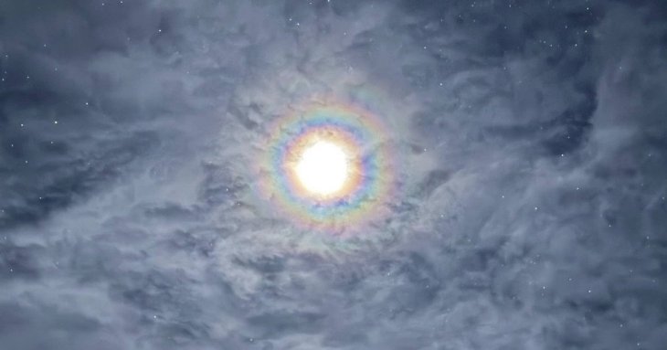 Рідкісне явище над Вернадським: українські полярники показали вінець навколо Місяця (фото)