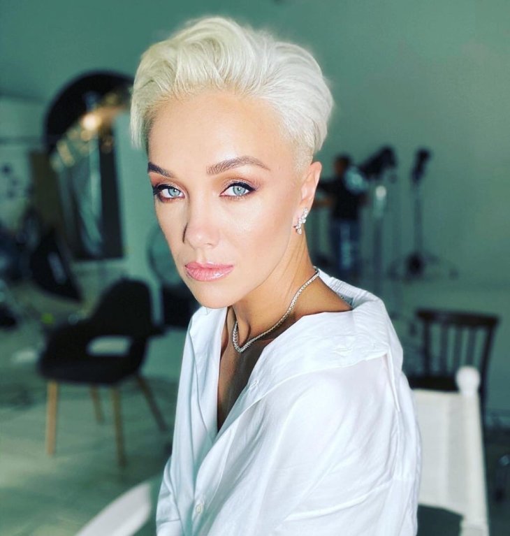 Лежала и пищала: обколотую Мороз засняли под кайфом