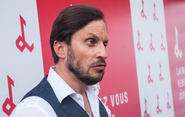 Александр Ревва устроил массовую вечеринку во дворе ради съемок нового клипа