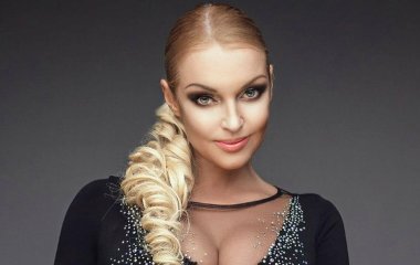 Анастасия Волочкова надела розовый купальник и похвасталась фигурой на отдыхе