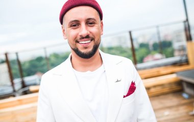 Дмитрий Монатик позировал в стильном пончо на номинации «Певец года» 