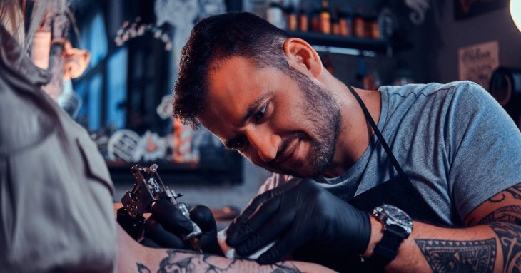 Ревнивий чоловік набив своє ім’я сотні разів на тілі жінки: який вона має вигляд (фото)