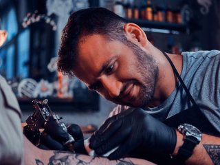 Ревнивий чоловік набив своє ім’я сотні разів на тілі жінки: який вона має вигляд (фото)