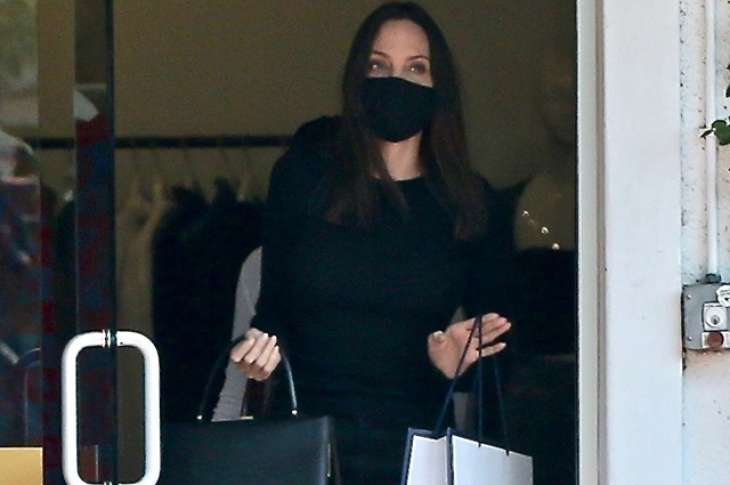 Анджелина Джоли в образе total black на шопинге в Лос-Анджелесе с дочерью Захарой