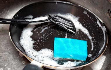 Как избавиться от нагара и жира на сковороде: нужно всего 5 минут