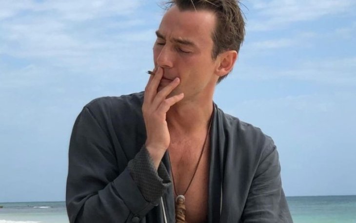 Алан Бадоев обнаженным показался в ванной