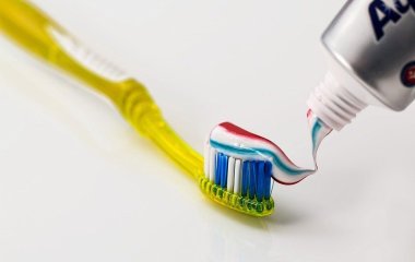 Вчені розповіли про небезпеку зубної пасти