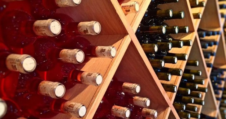 Чоловік спеціально вилив 60 000 літрів вина преміум-класу за 2,5 мільйона євро – відео