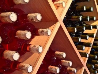 Чоловік спеціально вилив 60 000 літрів вина преміум-класу за 2,5 мільйона євро – відео