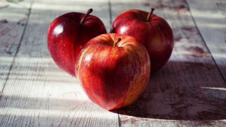 Диетолог рассказала, что будет, если съедать пару яблок в день